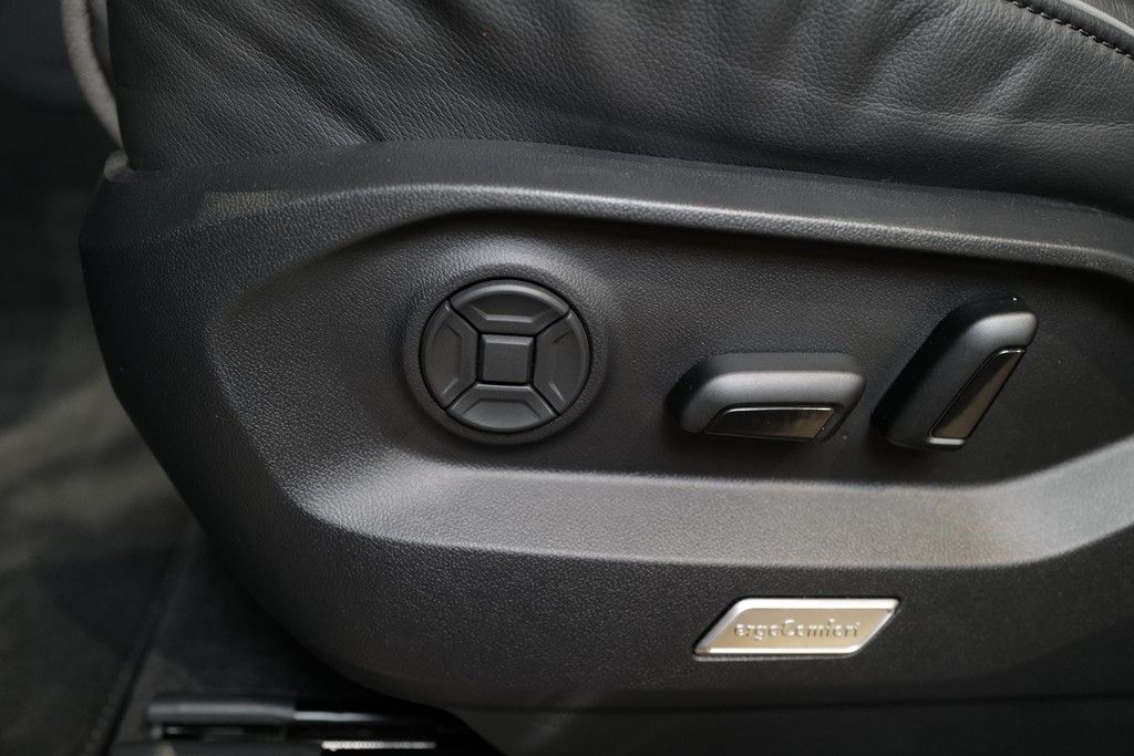 Volkswagen Touareg 3.0TDI R-Line - Samsaru's Car Outlet