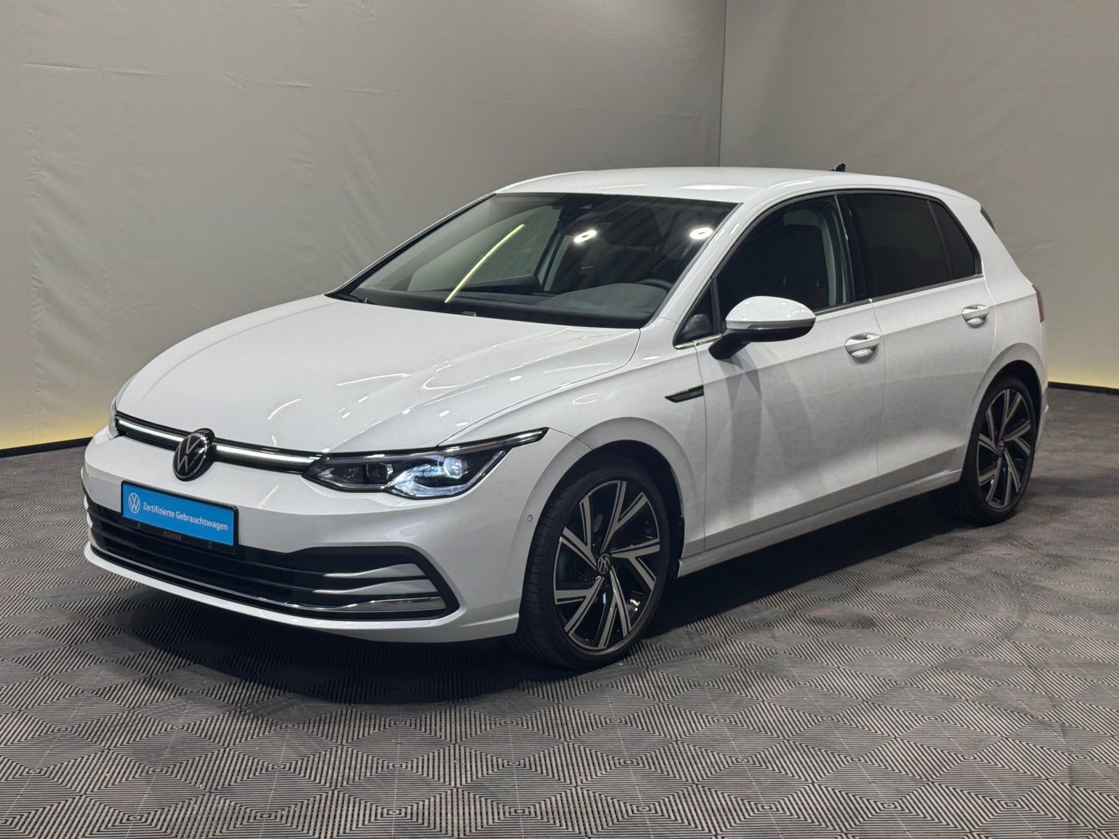 Volkswagen Golf Style 2.0 TDI DSG - Samsaru's Car Outlet