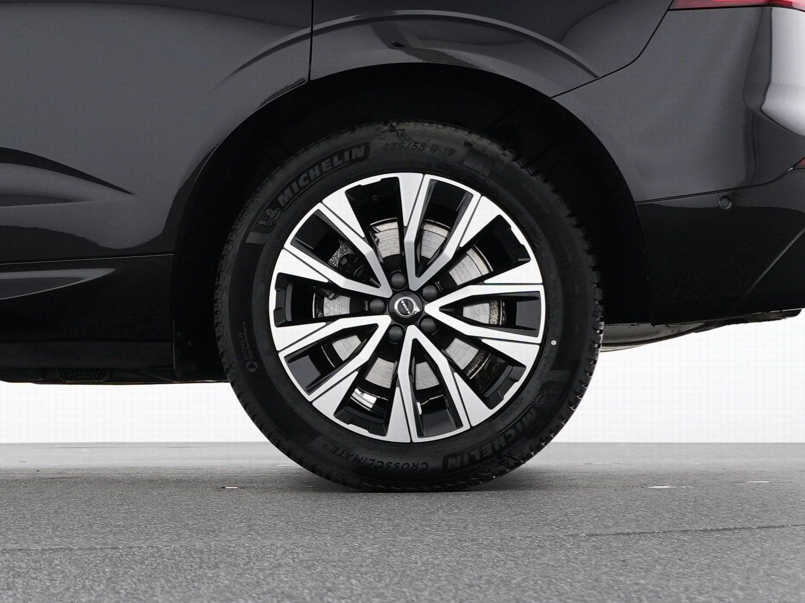 Volvo XC60 B5 Benzin AWD Plus Dark - Samsaru's Car Outlet