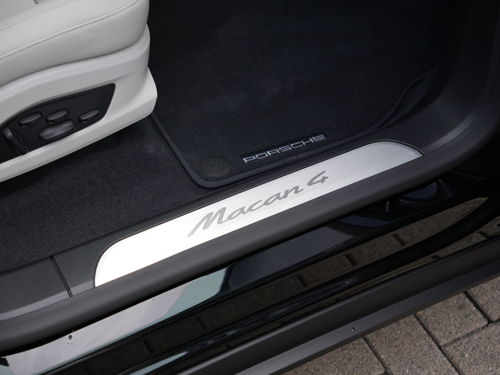 Porsche Macan 4 - Samsaru's Car Outlet