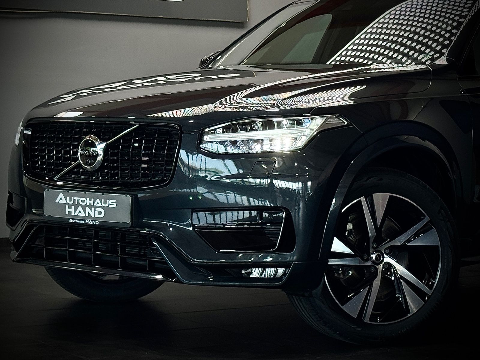 Volvo XC90 R-Design AWD - Samsaru's Car Outlet