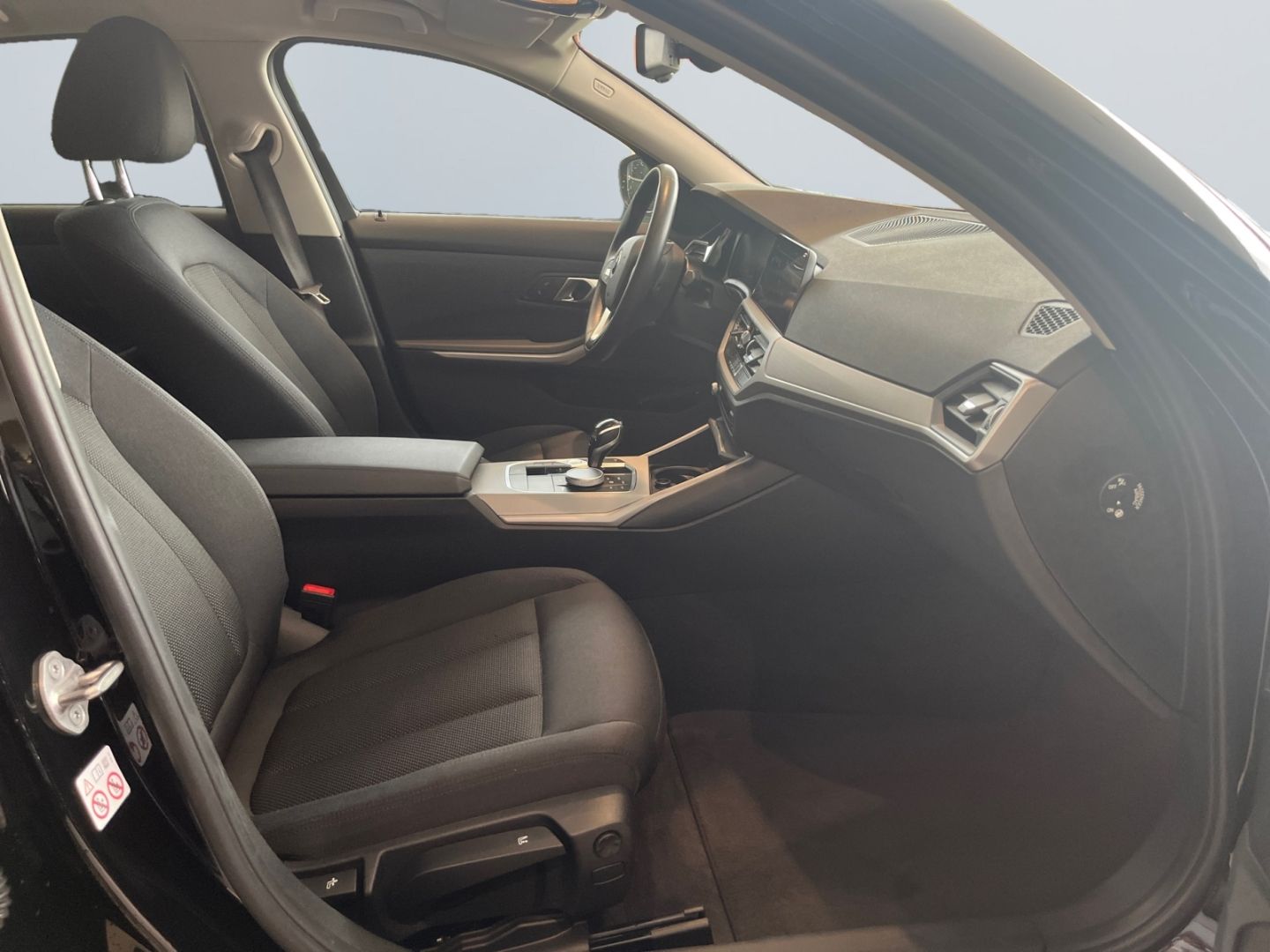 BMW 330 e Advantage - Samsaru's Car Outlet