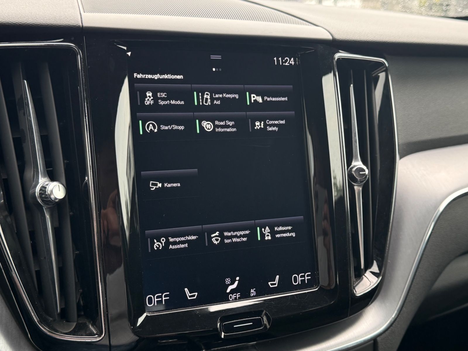 Volvo XC60 Momentum Pro AWD - Samsaru's Car Outlet