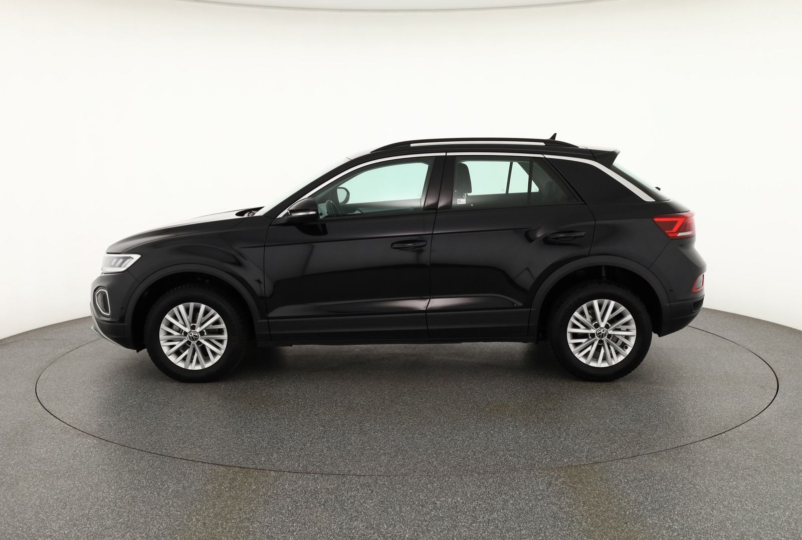 Volkswagen T-Roc 1.5 TSI DSG - Samsaru's Car Outlet