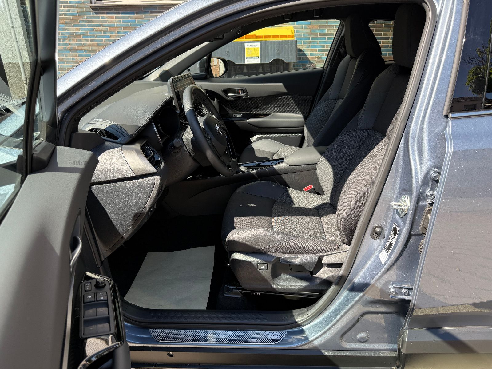 Toyota C-HR Hybrid 2.0 Team - Samsaru's Car Outlet