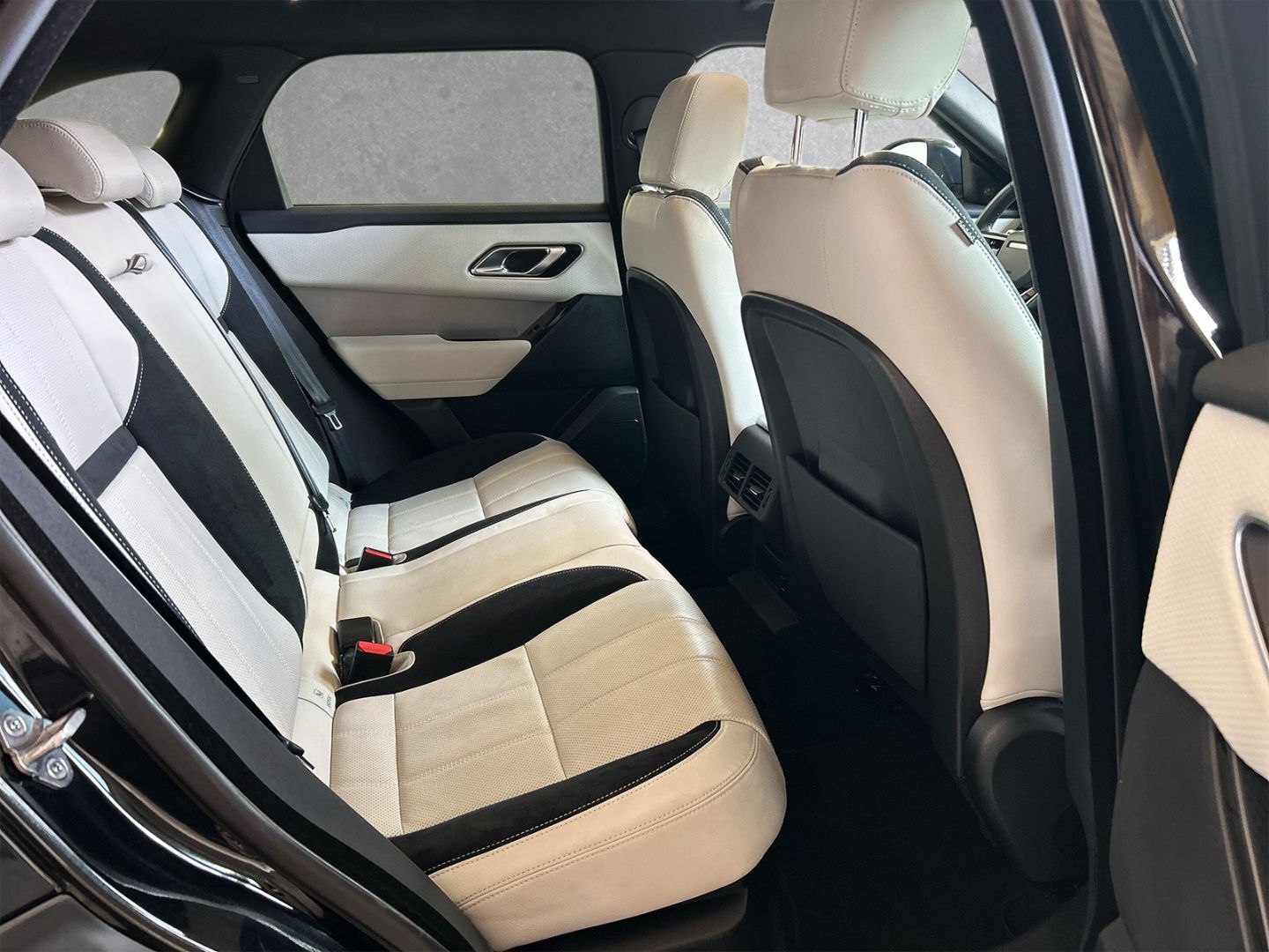 Range Rover Velar R-Dynamic SE 3.0 d D300 - Samsaru's Car Outlet