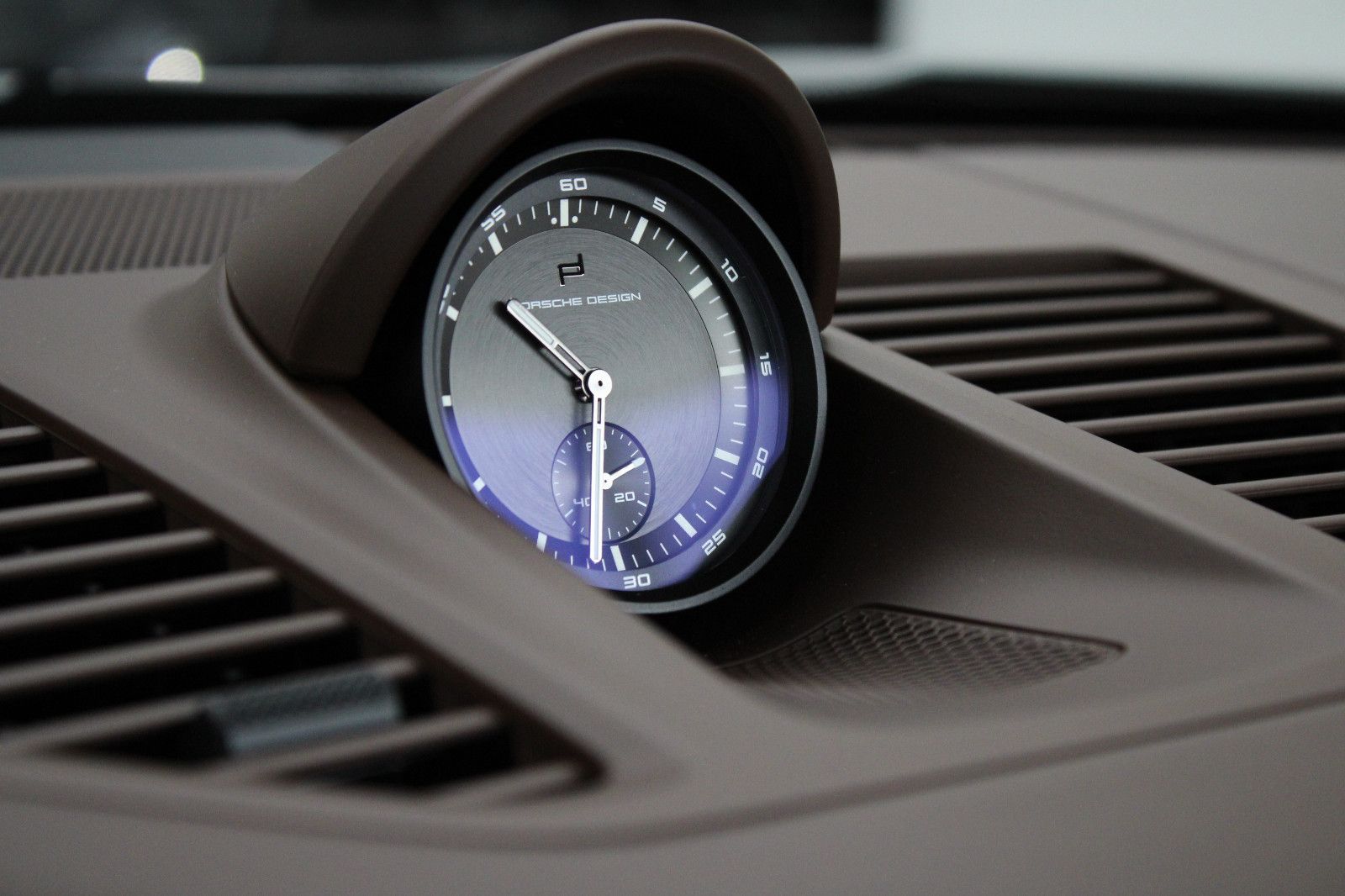 Porsche 911 TARGA 4 GTS T-HYBRID GT-SILBER/TRÜFFEL LEDER