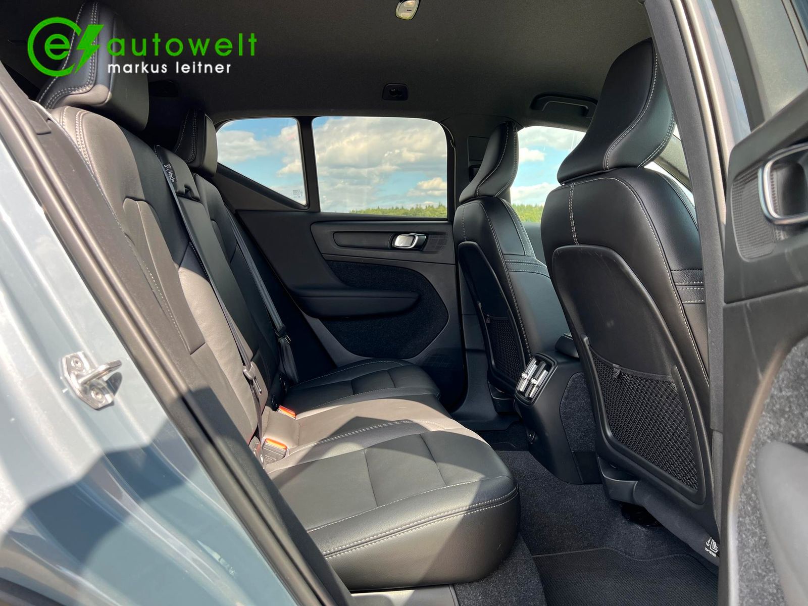 Volvo XC40 Recharge P8 AWD R-Design - Samsaru's Car Outlet