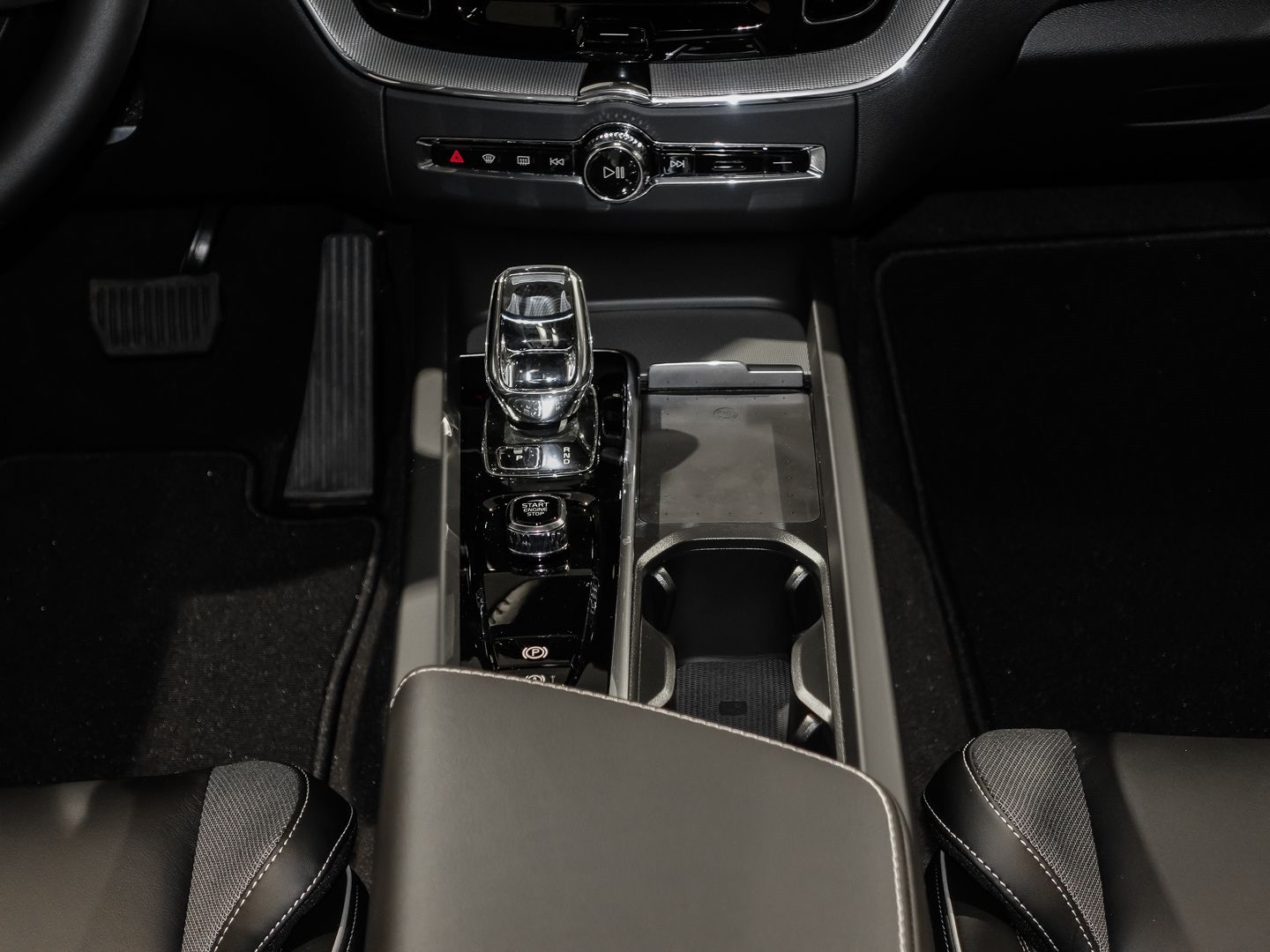 Volvo XC60 T6 AWD Plus Black - Samsaru's Car Outlet