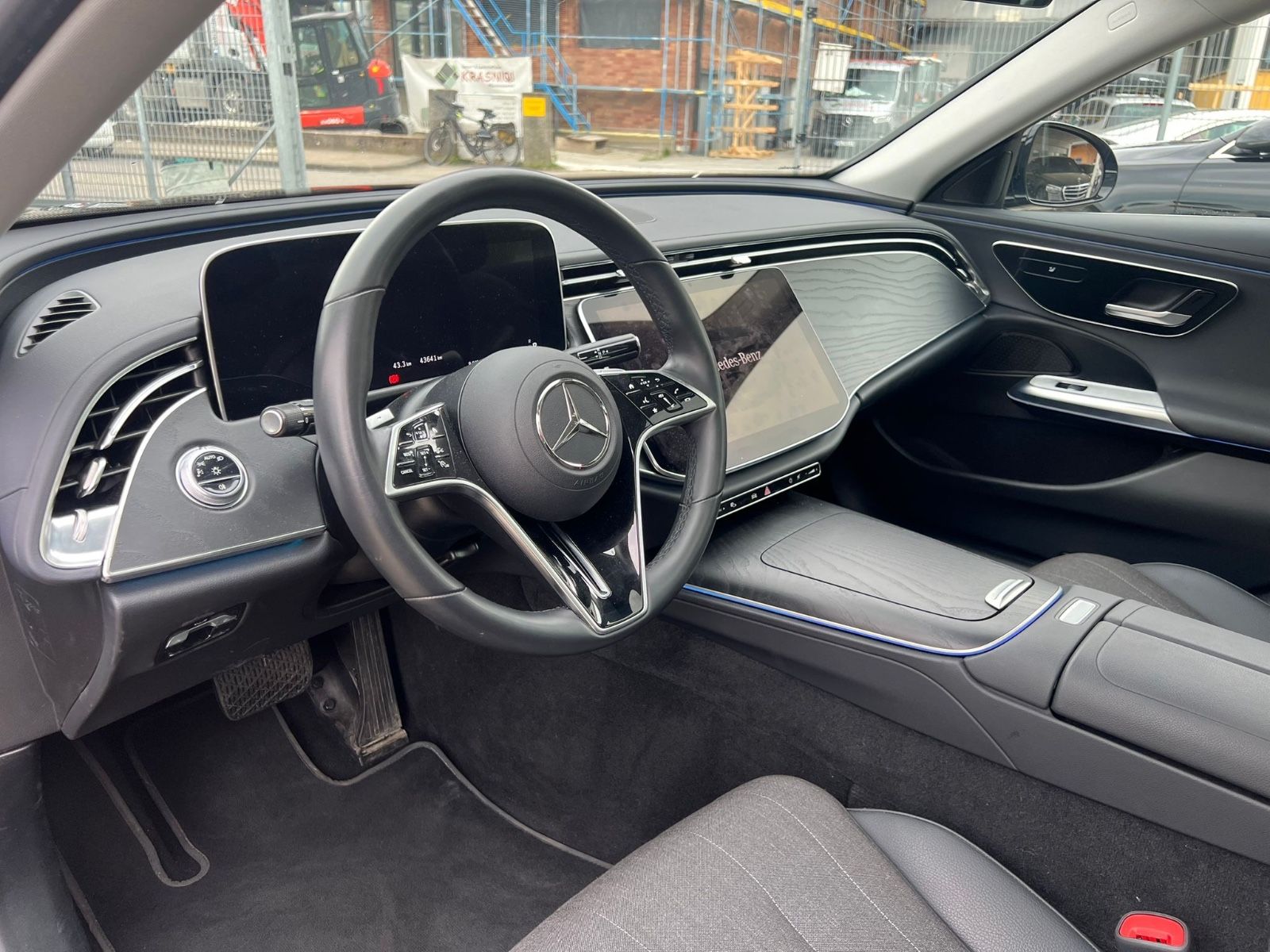 Mercedes-Benz E 200 - Samsaru's Car Outlet