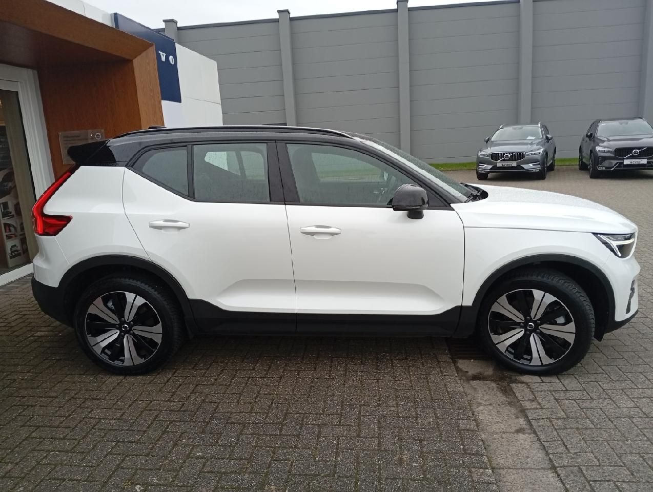 Volvo XC40 Twin Core Pure Electric AWD/AHK/GJR/Wärmepu