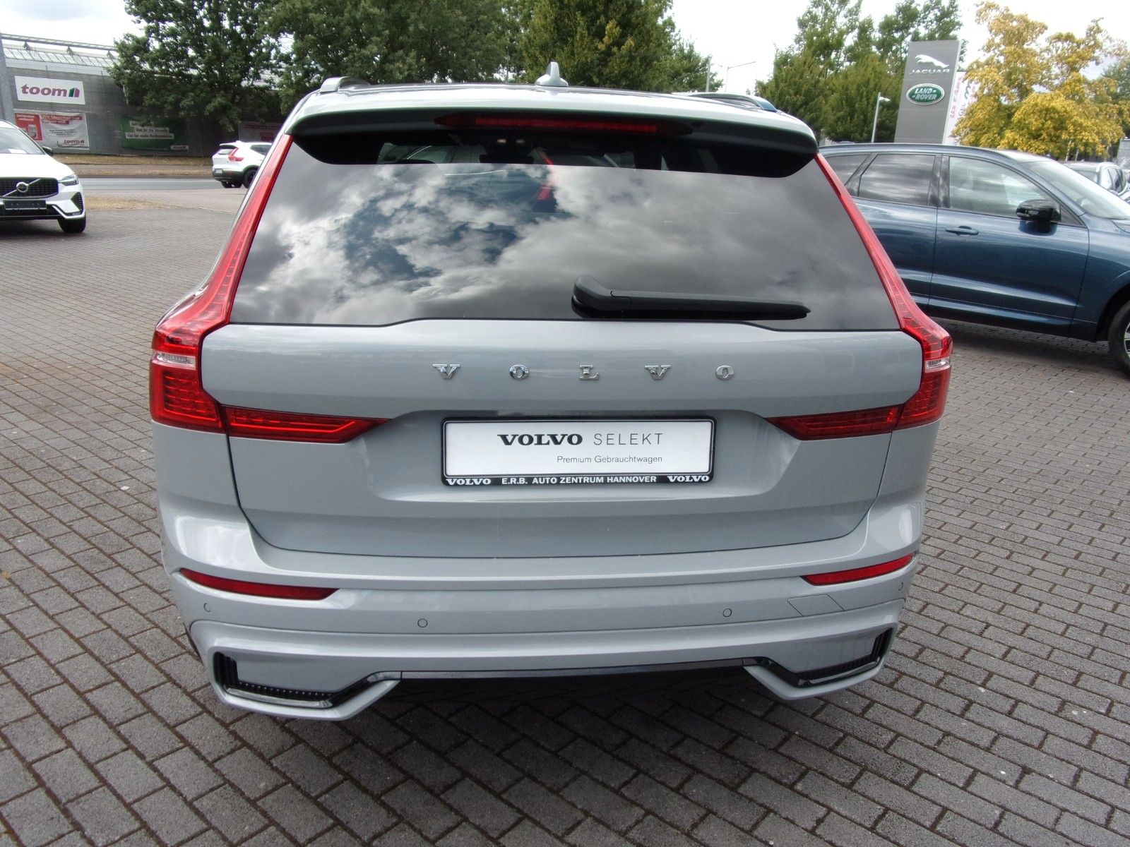Volvo XC 60 B4 Plus Dark AWD - Samsaru's Car Outlet