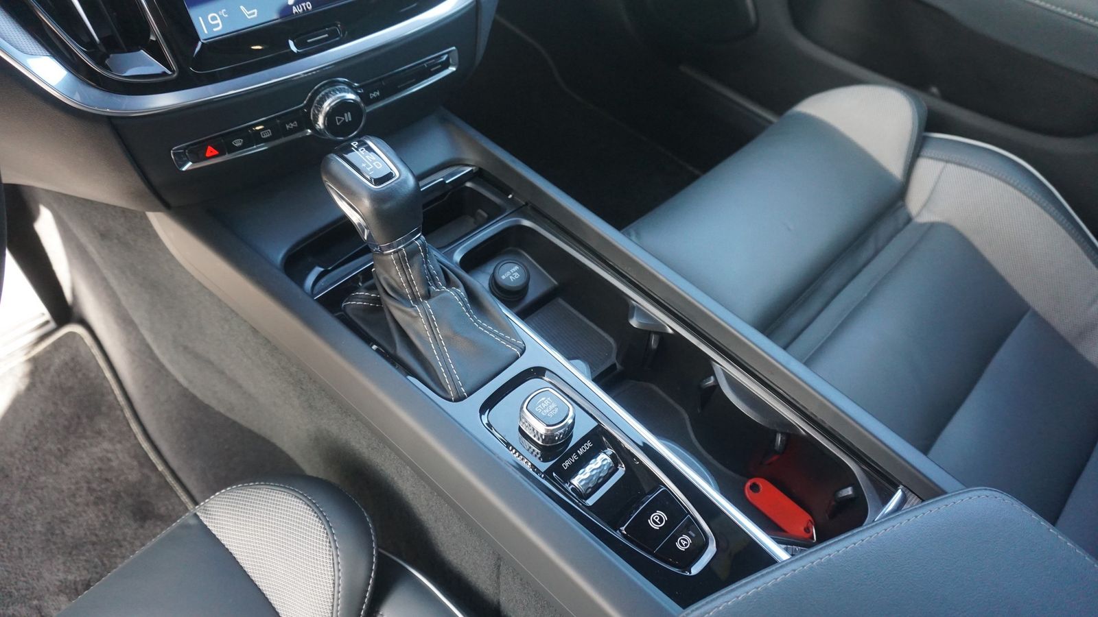 Volvo S60 2.0 R Design LED Navi HarmanKardon Panorama