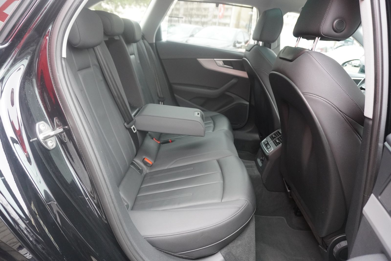 Audi A4 35 2.0 TFSI Avant S-line - Samsaru's Car Outlet