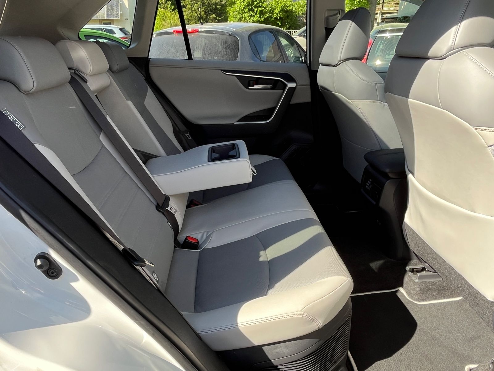 Toyota RAV 4 RAV4 Hybrid 4x4 Lounge - Samsaru's Car Outlet
