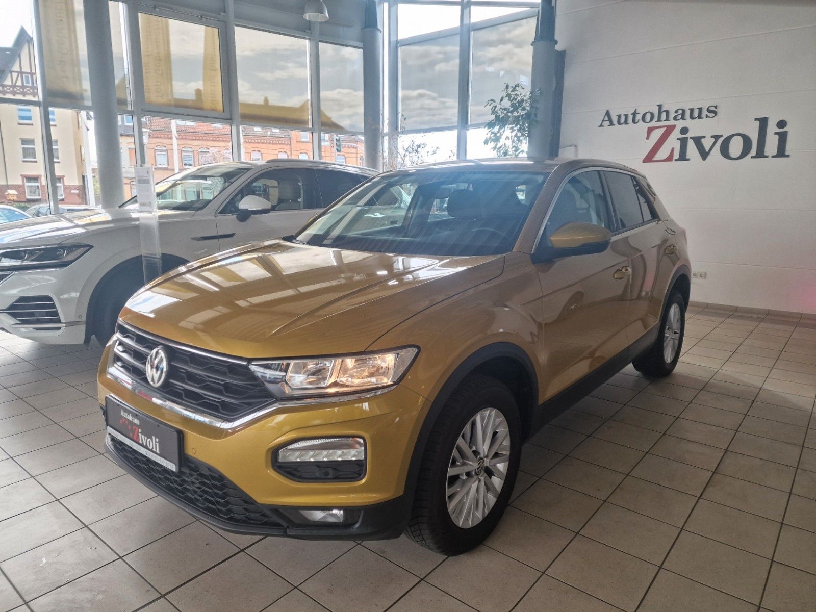 Volkswagen T-Roc Basis - Samsaru's Car Outlet