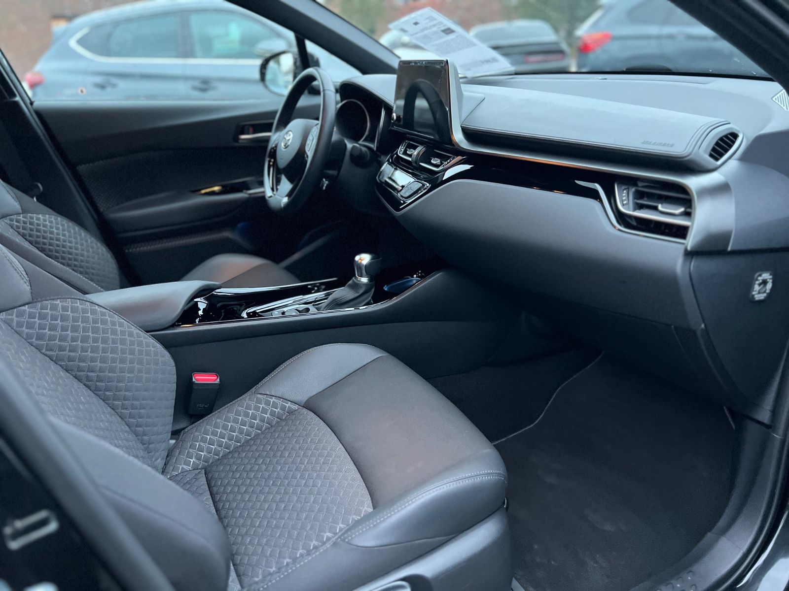 Toyota C-HR 2.0 Hybrid - Samsaru's Car Outlet