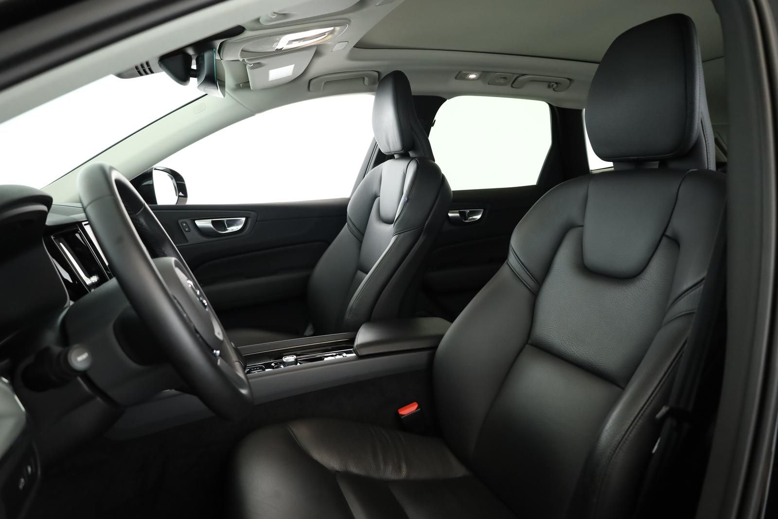 Volvo XC60 Recharge T6 AWD Core Pano Kam STHZ 20" AHK