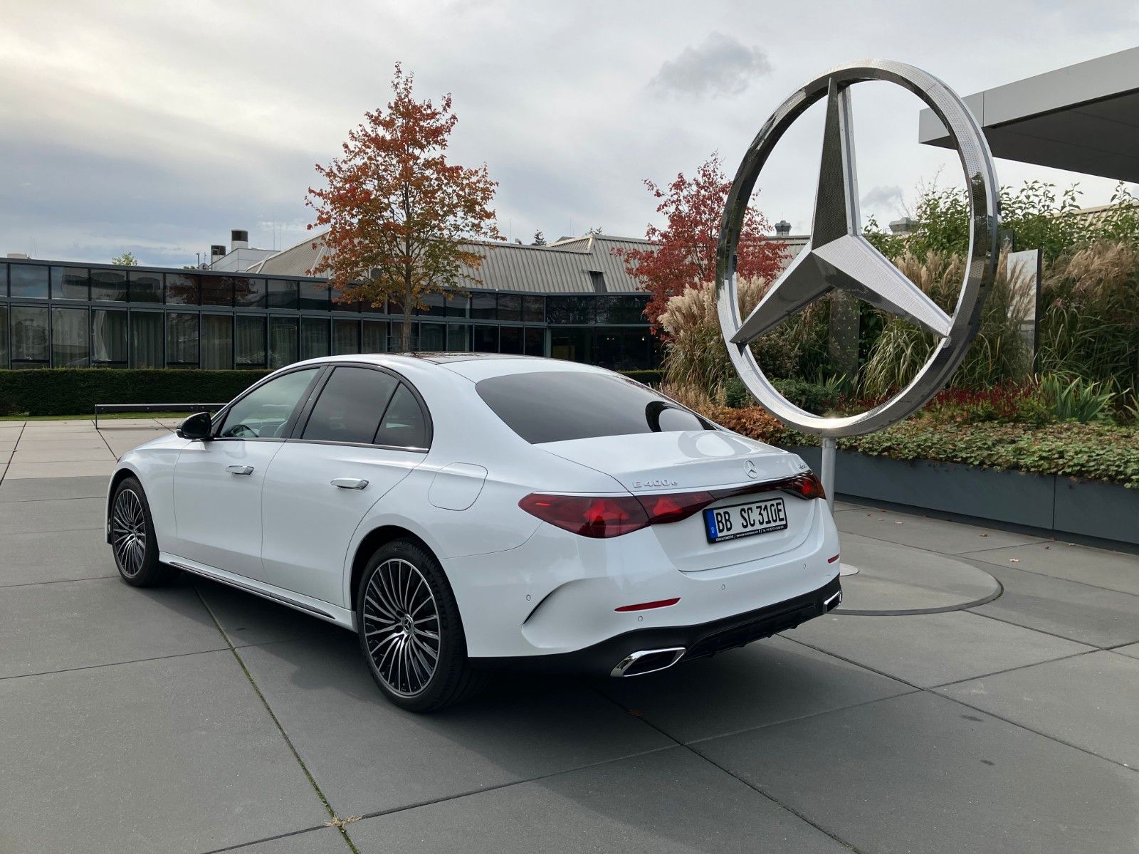 Mercedes-Benz E 400 e 4Matic AMG Line - Samsaru's Car Outlet