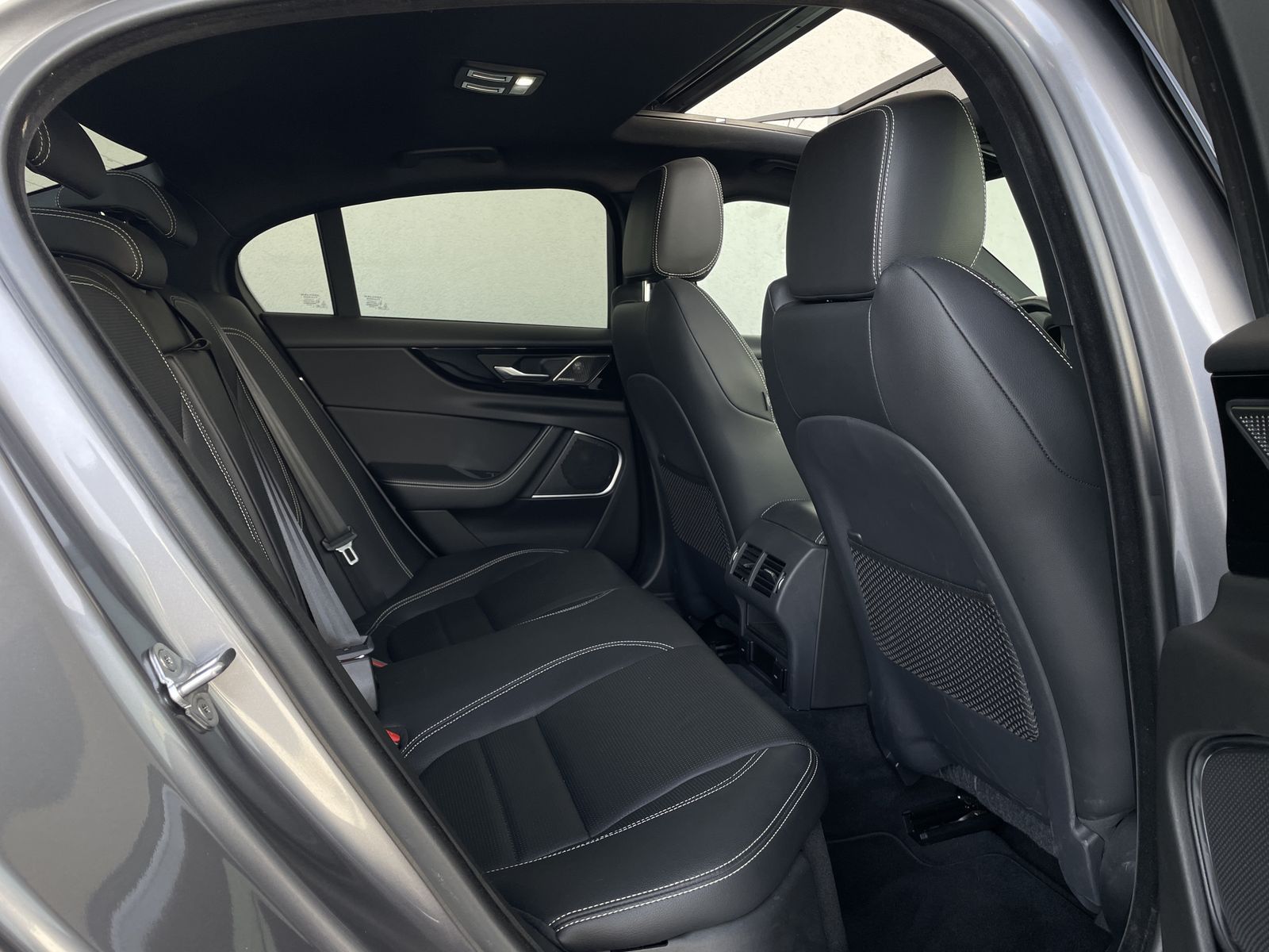 Jaguar XE P300*R-Dynamic*Black AWD*360° KAMERA*PANO*LED