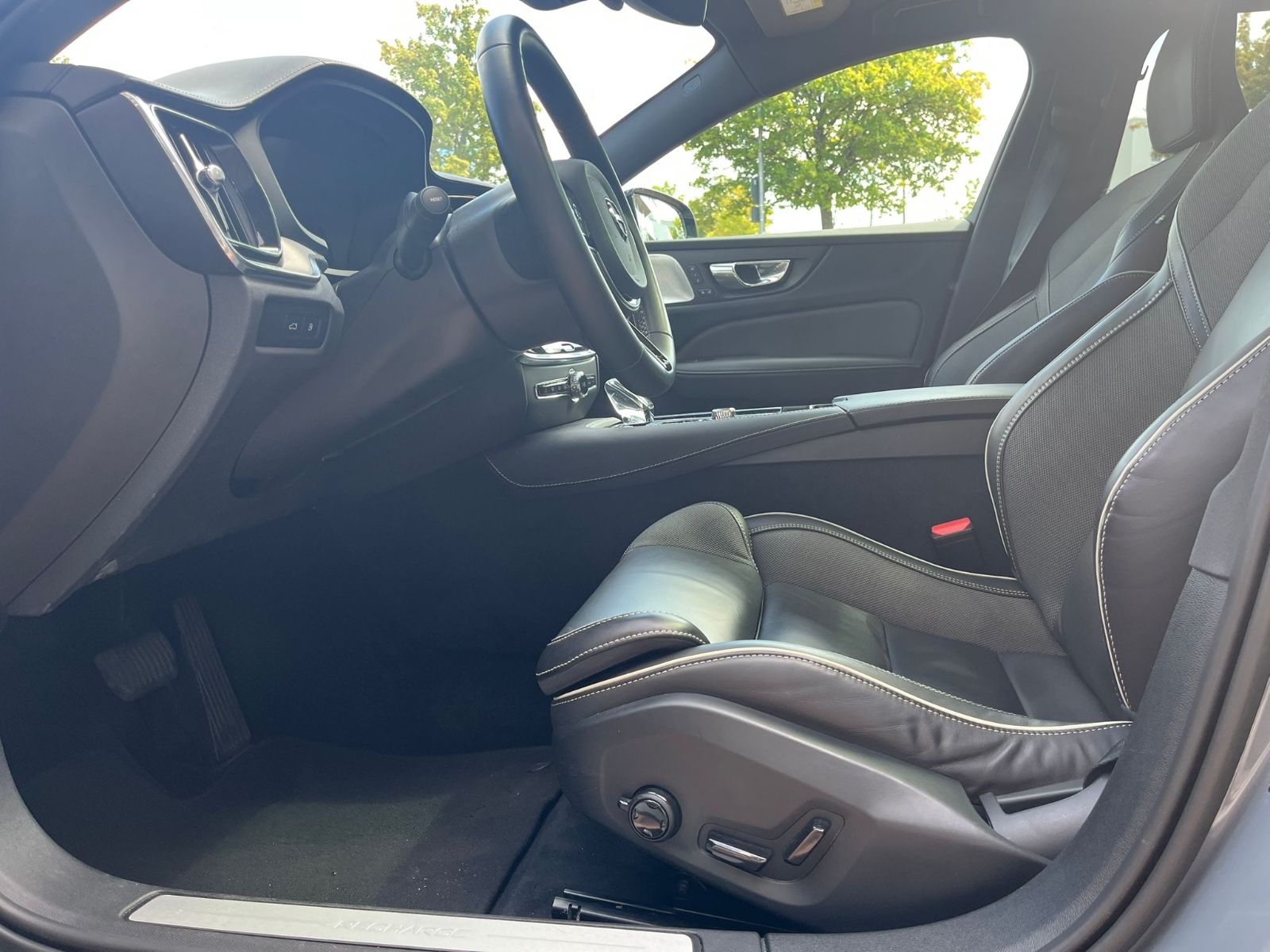 Volvo V60 T8 AWD Recharge Ultimate Dark Auto