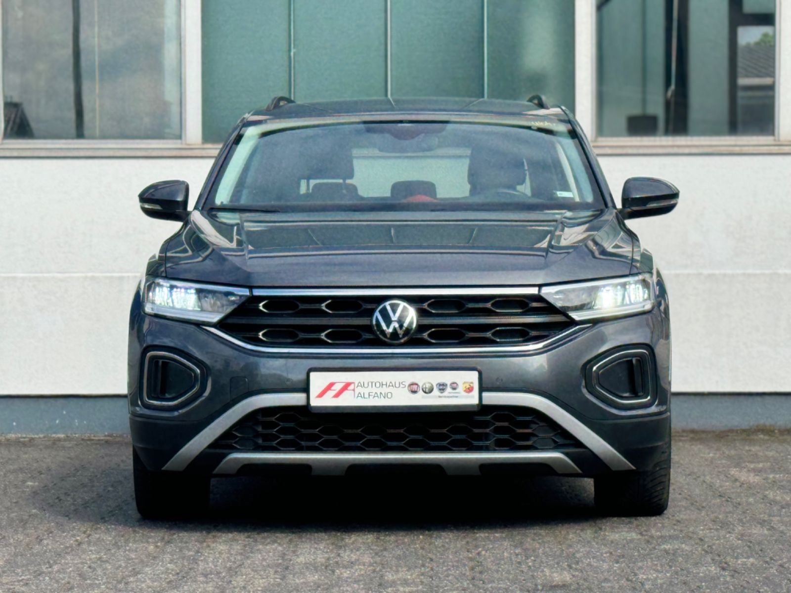 Volkswagen T-Roc Life - Samsaru's Car Outlet