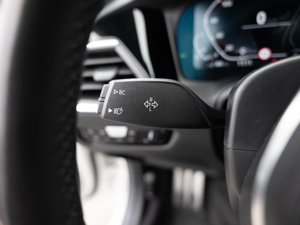 BMW 330e Touring xDrive M-Sport PANO AHK HUD LASER
