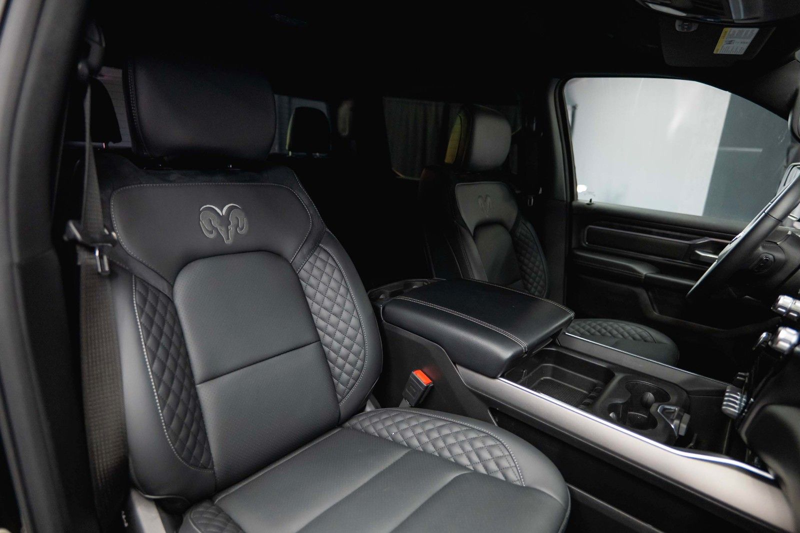 Dodge RAM 5.7 V8 HEMI 4x4 OFFROAD Night Limited 19%