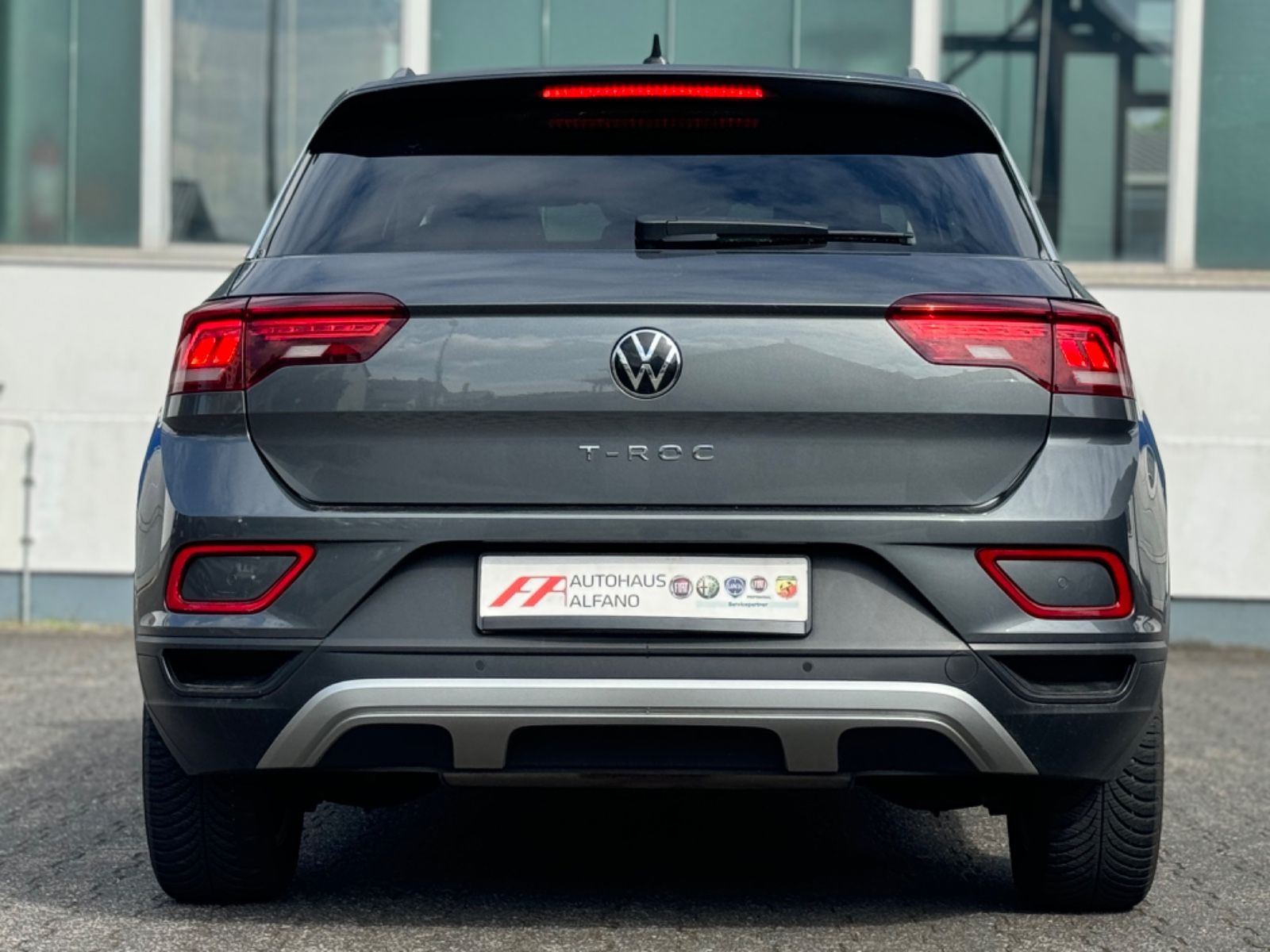 Volkswagen T-Roc Life - Samsaru's Car Outlet