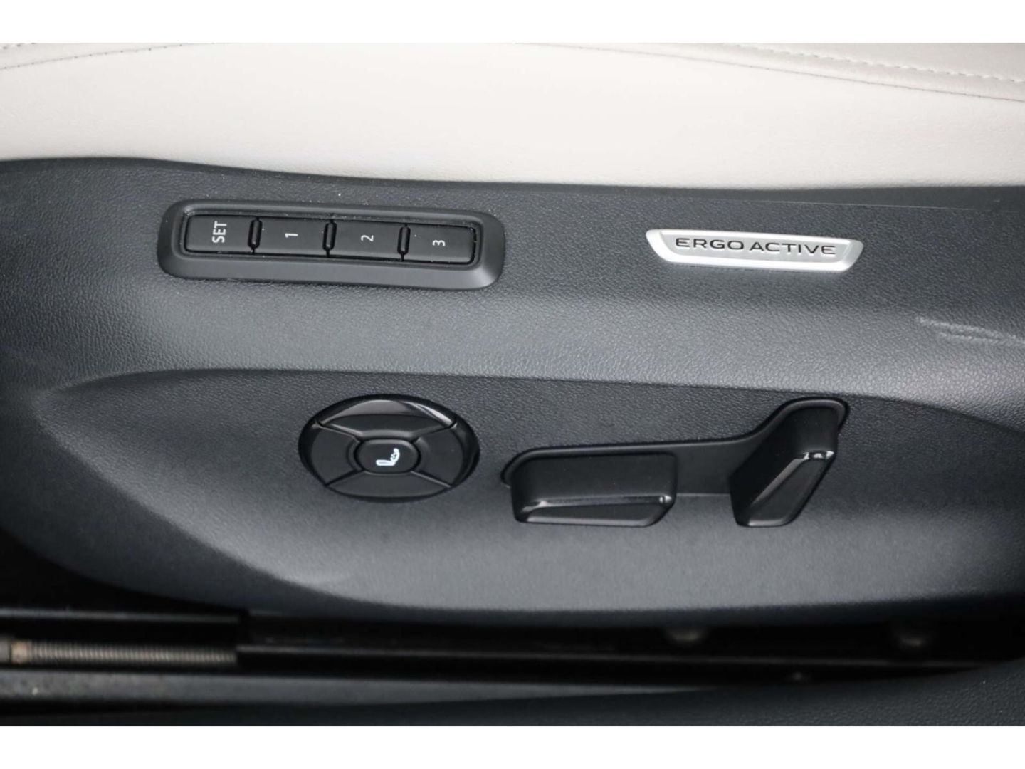 Volkswagen Passat 1.5 eHybrid Elegance DSG AHK/Matrix/NAV