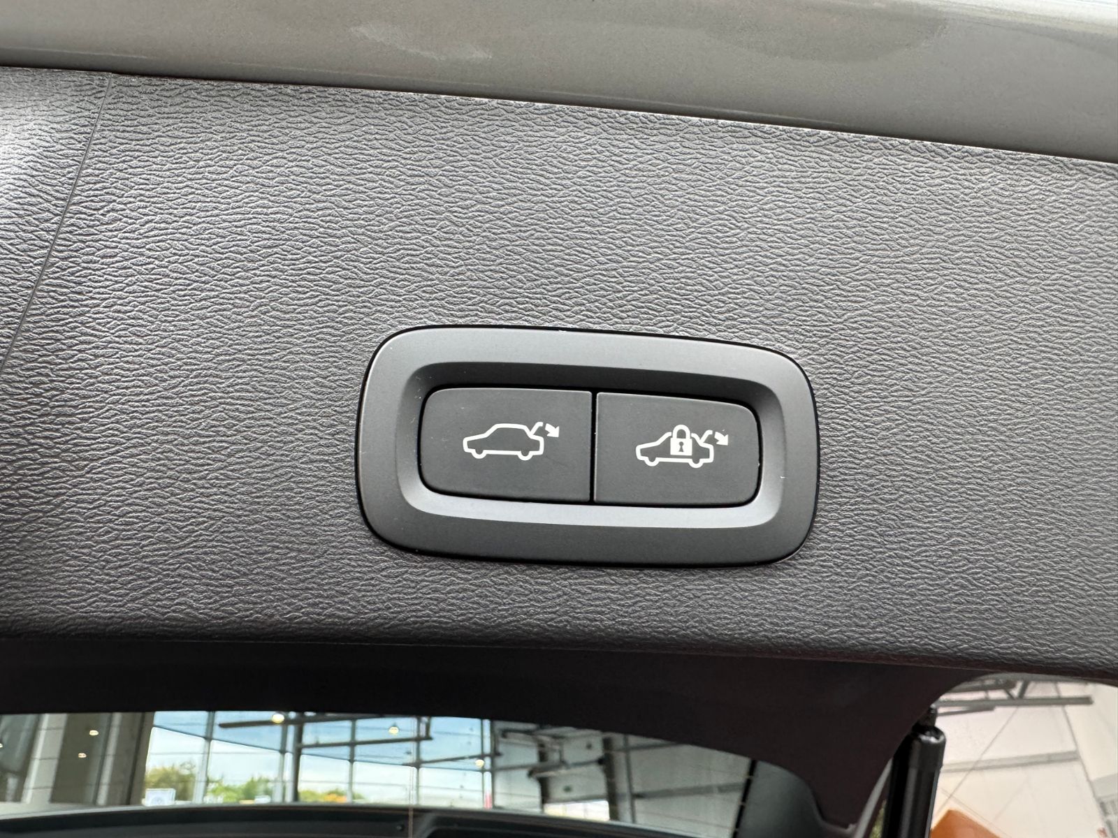 Volvo XC40 Plus Dark 2WD NAVI LED AHK PANO