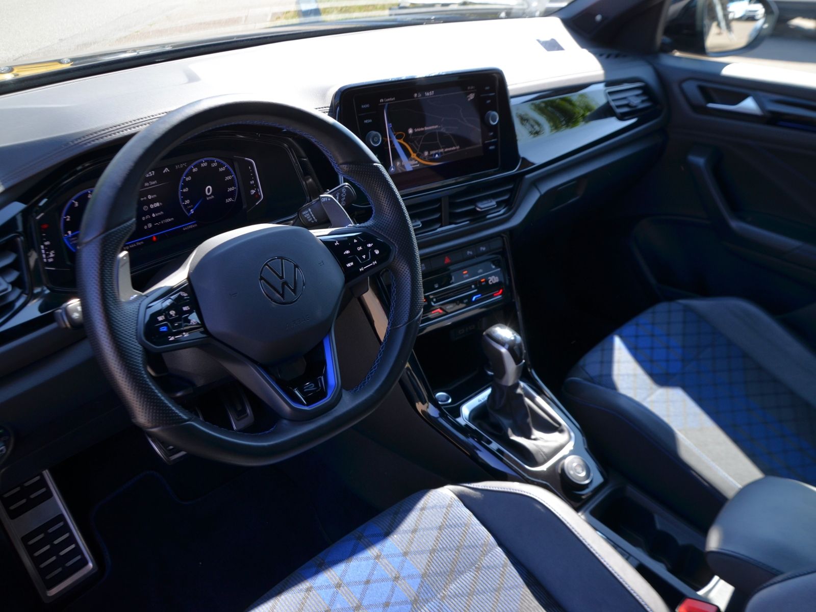 Volkswagen T-Roc R 2.0 TSI 4MOTION - Samsaru's Car Outlet