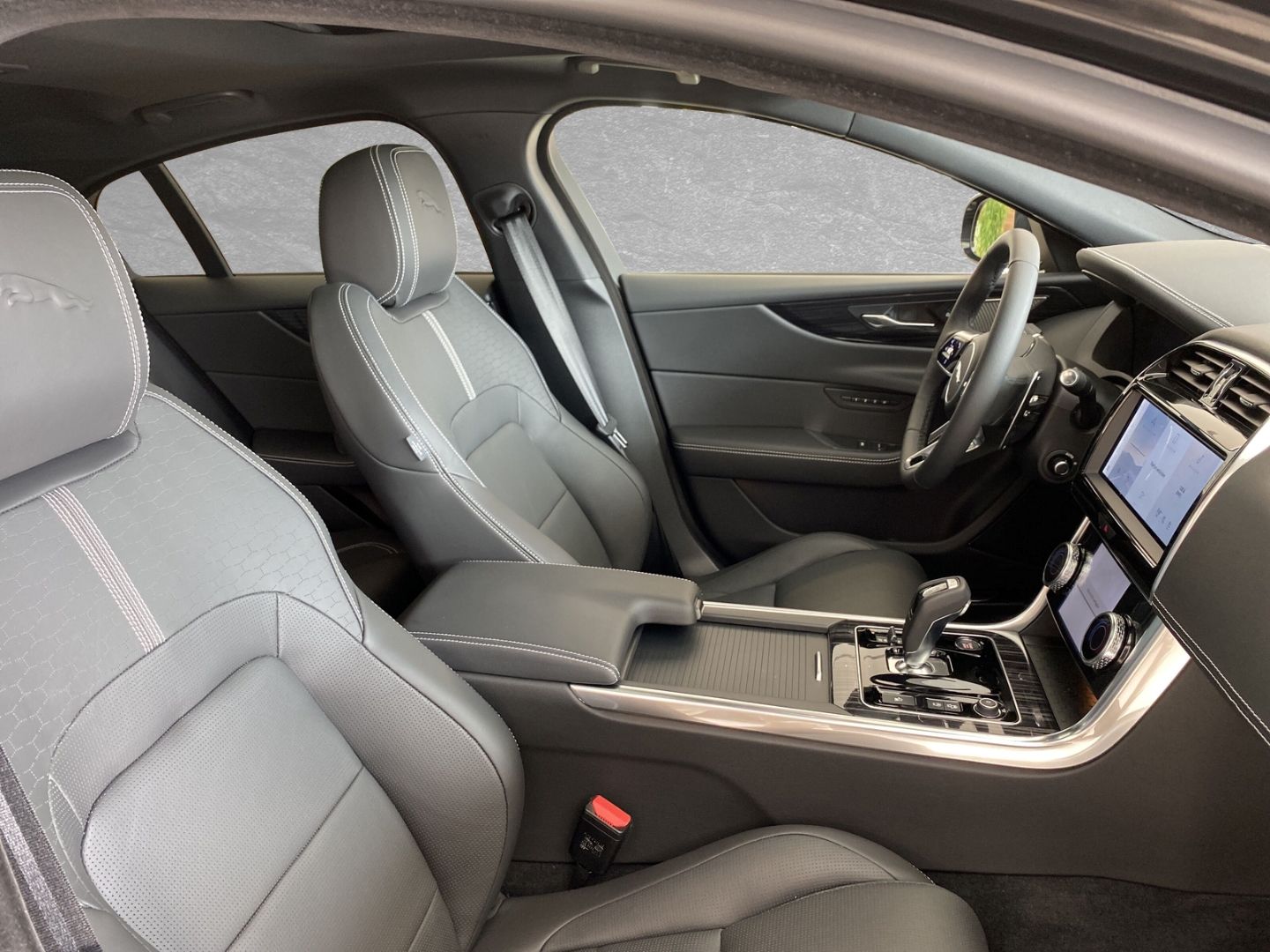 Jaguar XE P250 R-Dynamic HSE PDC vo und hi. WSS beheizt