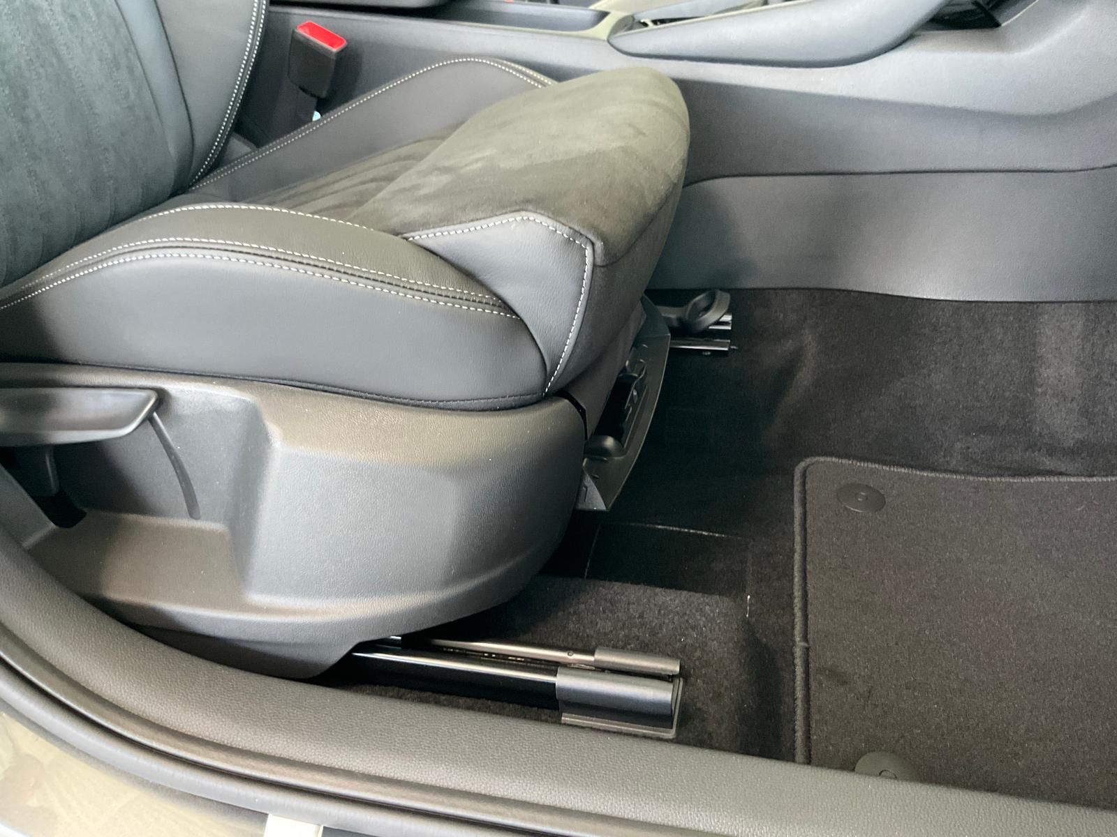 Skoda Karoq 2.0TSI Sportline 4x4 AHK Standheizung Alca