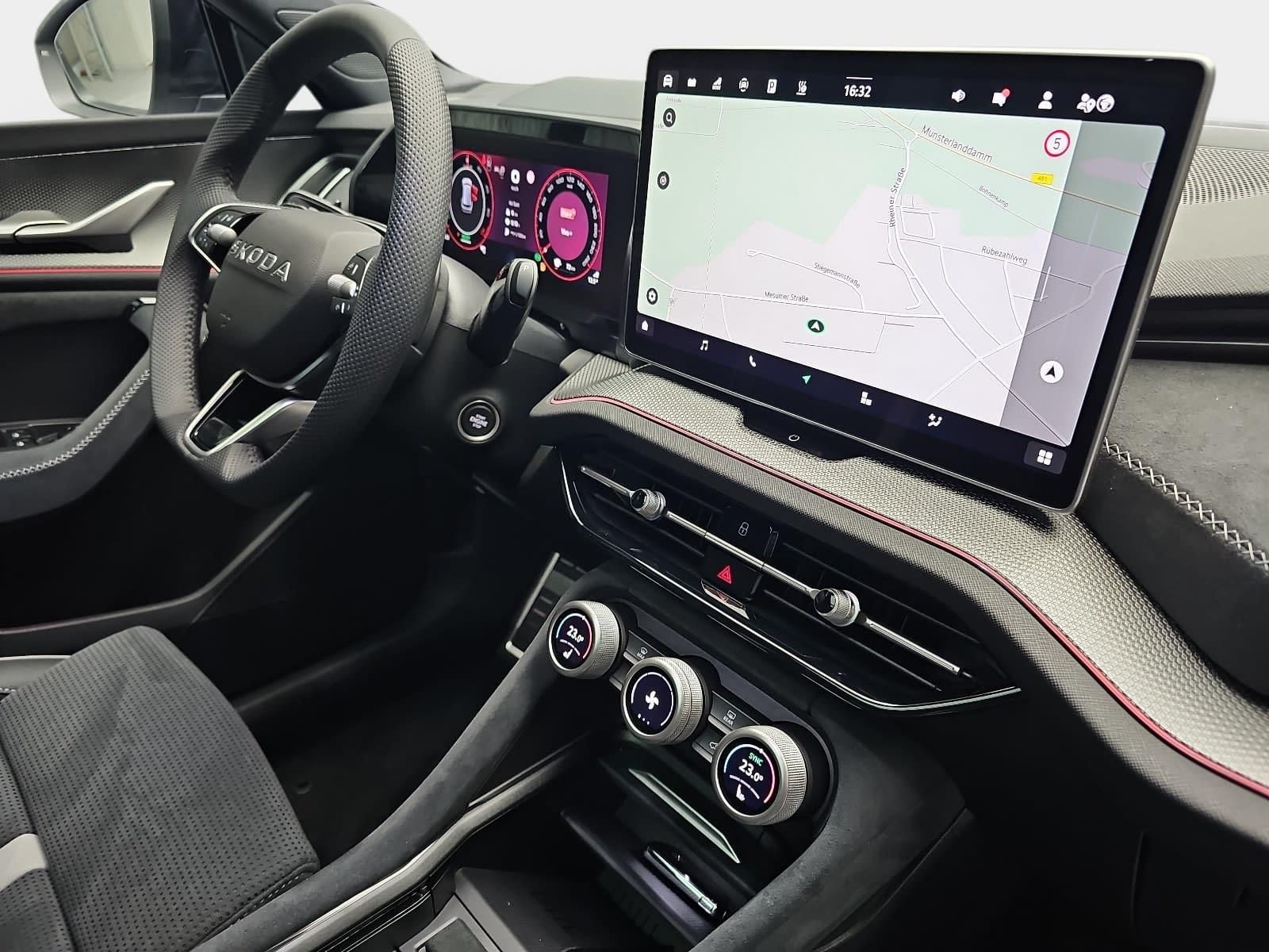 Skoda 1.5 TSI DSG IV PHEV SPORTLINE AHK PANO LM