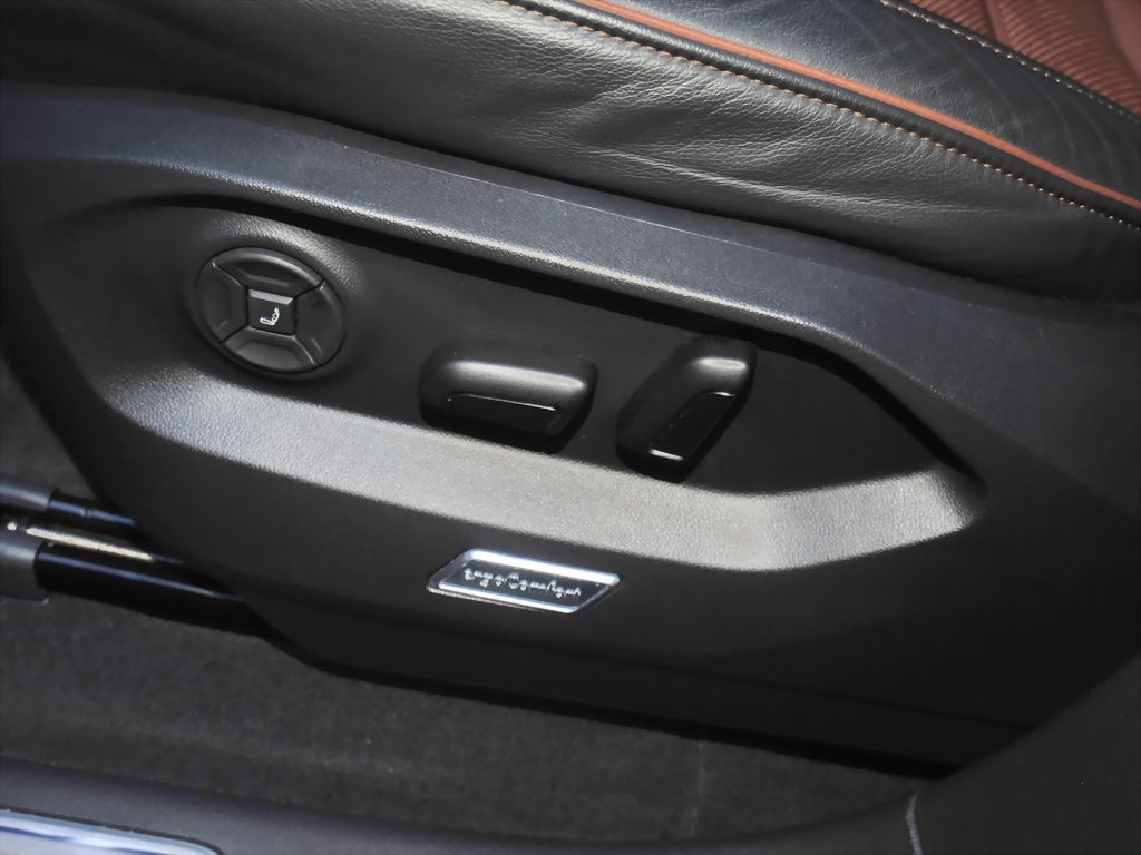 Volkswagen Touareg V6 eHybrid 4M Atmosphere - Samsaru's Car Outlet
