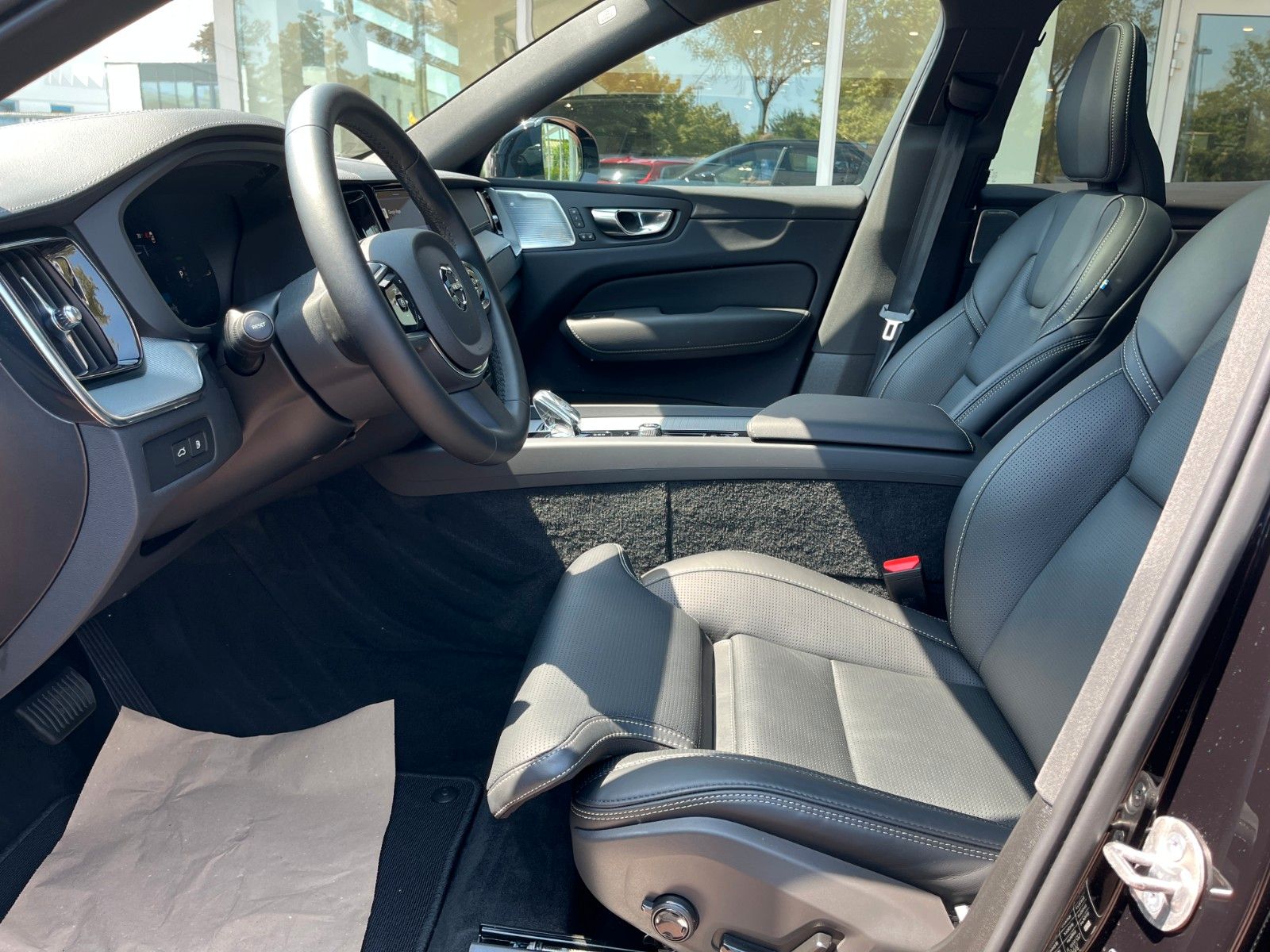 Volvo XC60 T6 Plug-in Hybrid ULTRA BLACK EDITION - Samsaru's Car Outlet