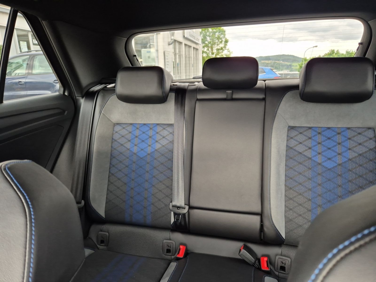 Volkswagen T-Roc R 2.0 TSI DSG 4M - Samsaru's Car Outlet