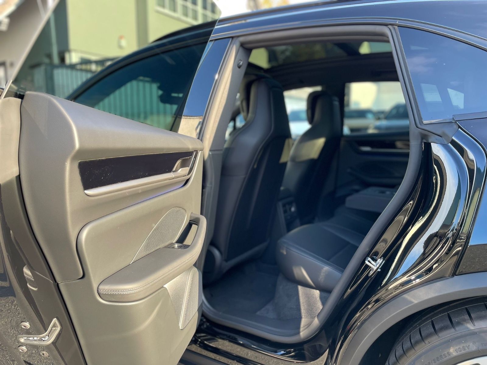 Porsche Macan 4 - Samsaru's Car Outlet
