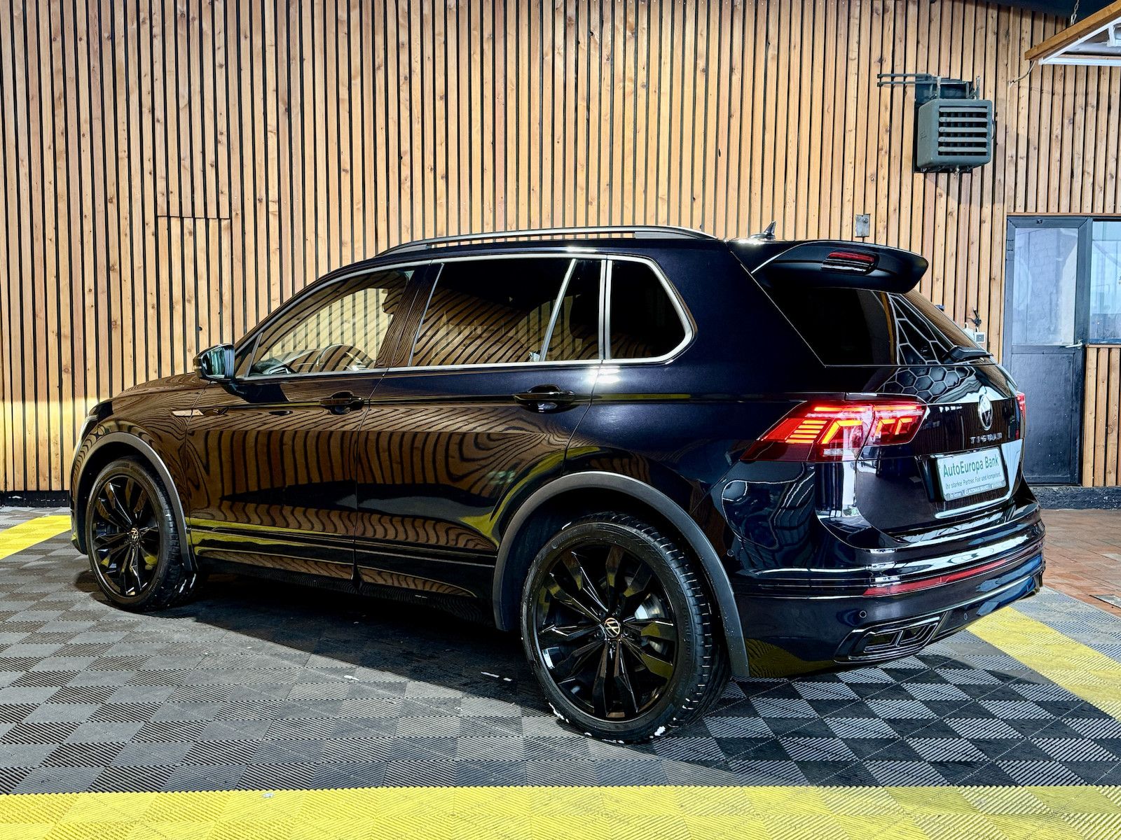 Volkswagen Tiguan 2,0 TDI 4M DSG R-Line Black *Navi*AHK*IQ*