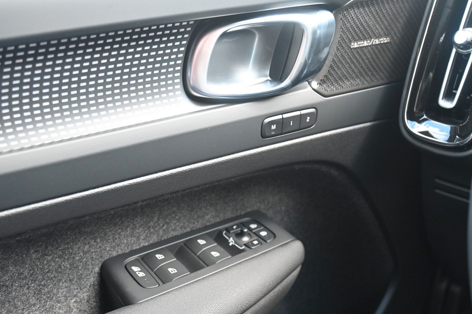 Volvo XC40 B4 DKG Plus Dark*H&K*FSHZG*360°*ACC*AHK