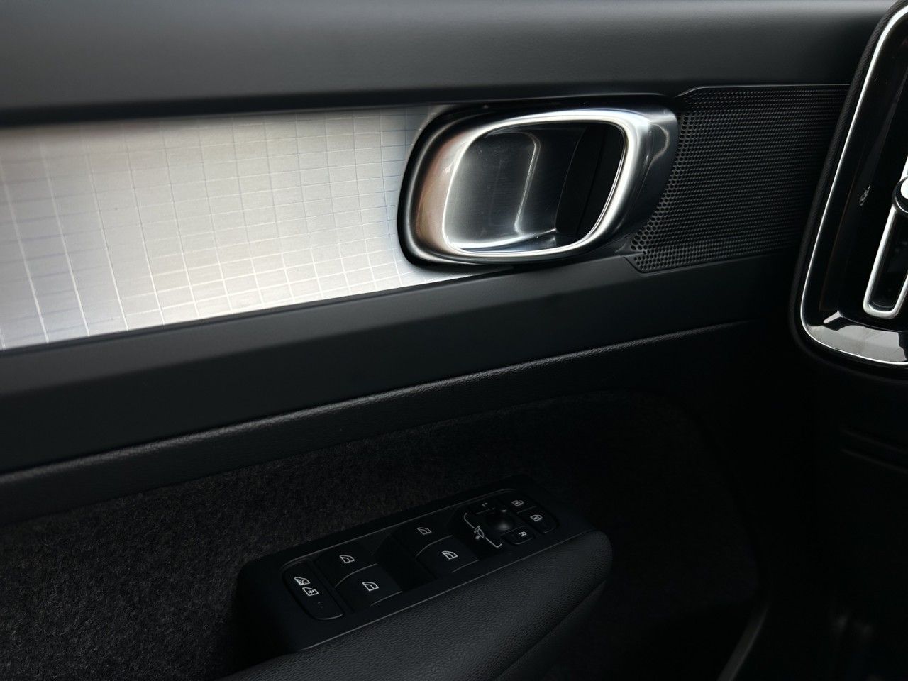 Volvo XC40 B4 Core/Navi/LED/AHK/Standhz/Kam/BLIS/el.HK