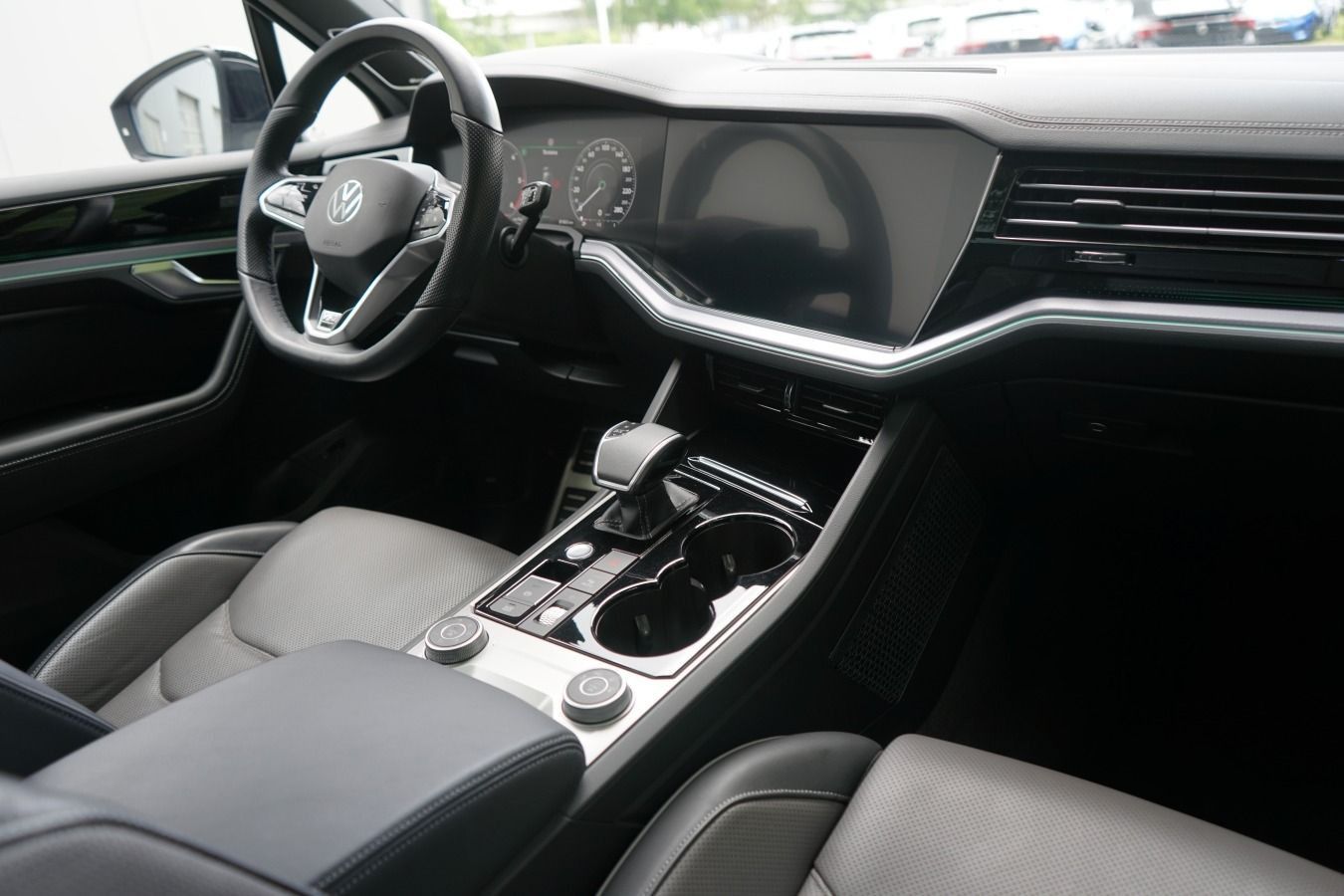 Volkswagen Touareg 4.0 V8 TDI R-Line - Samsaru's Car Outlet
