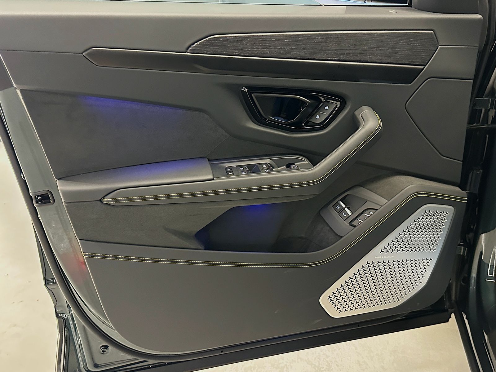 Lamborghini Urus 4.0 V8 PHEV SE - Samsaru's Car Outlet