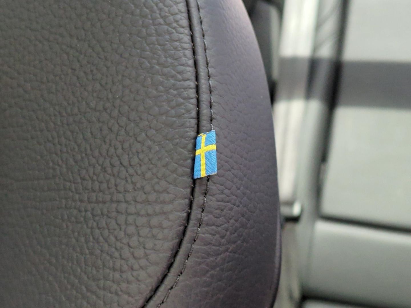 Volvo XC60 B4 AWD Ultimate Dark *Luft*AHK*SH*BLIS*360*