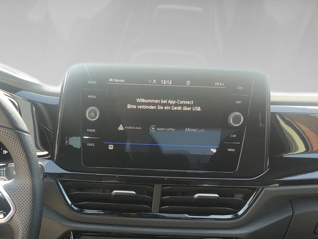 Volkswagen T-Roc 2.0 l TDI DSG R-Line+ - Samsaru's Car Outlet