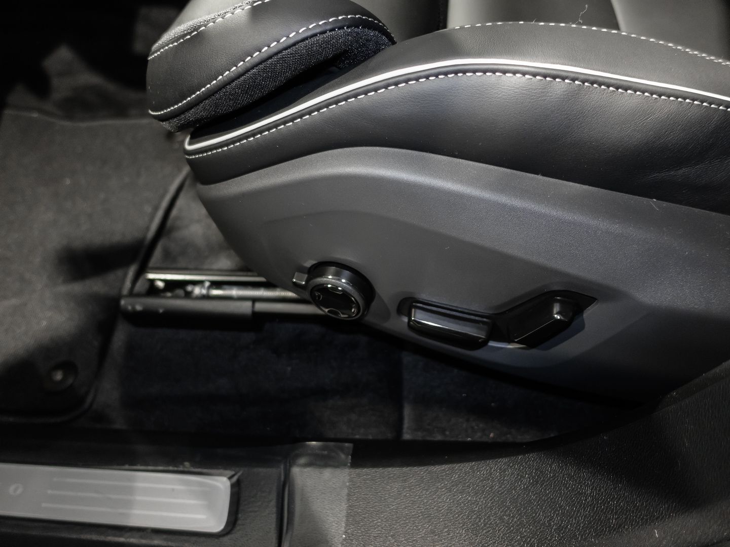 Volvo XC60 T6 AWD Plus Black - Samsaru's Car Outlet