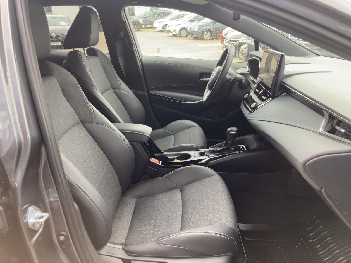 Toyota Corolla Touring Sports 2.0 Hybrid Team - Samsaru's Car Outlet