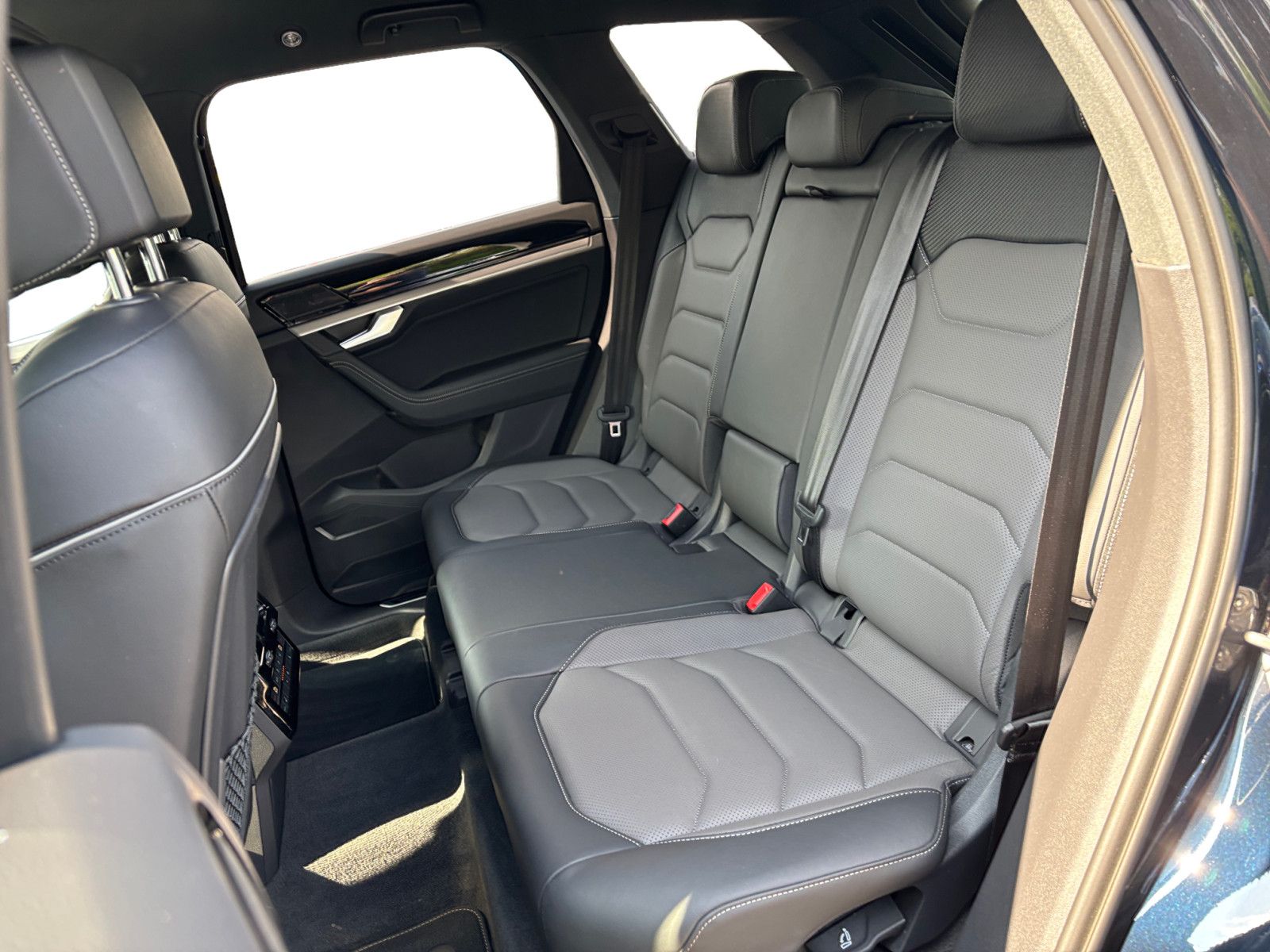 Volkswagen Touareg R-Line 4Mo - Samsaru's Car Outlet
