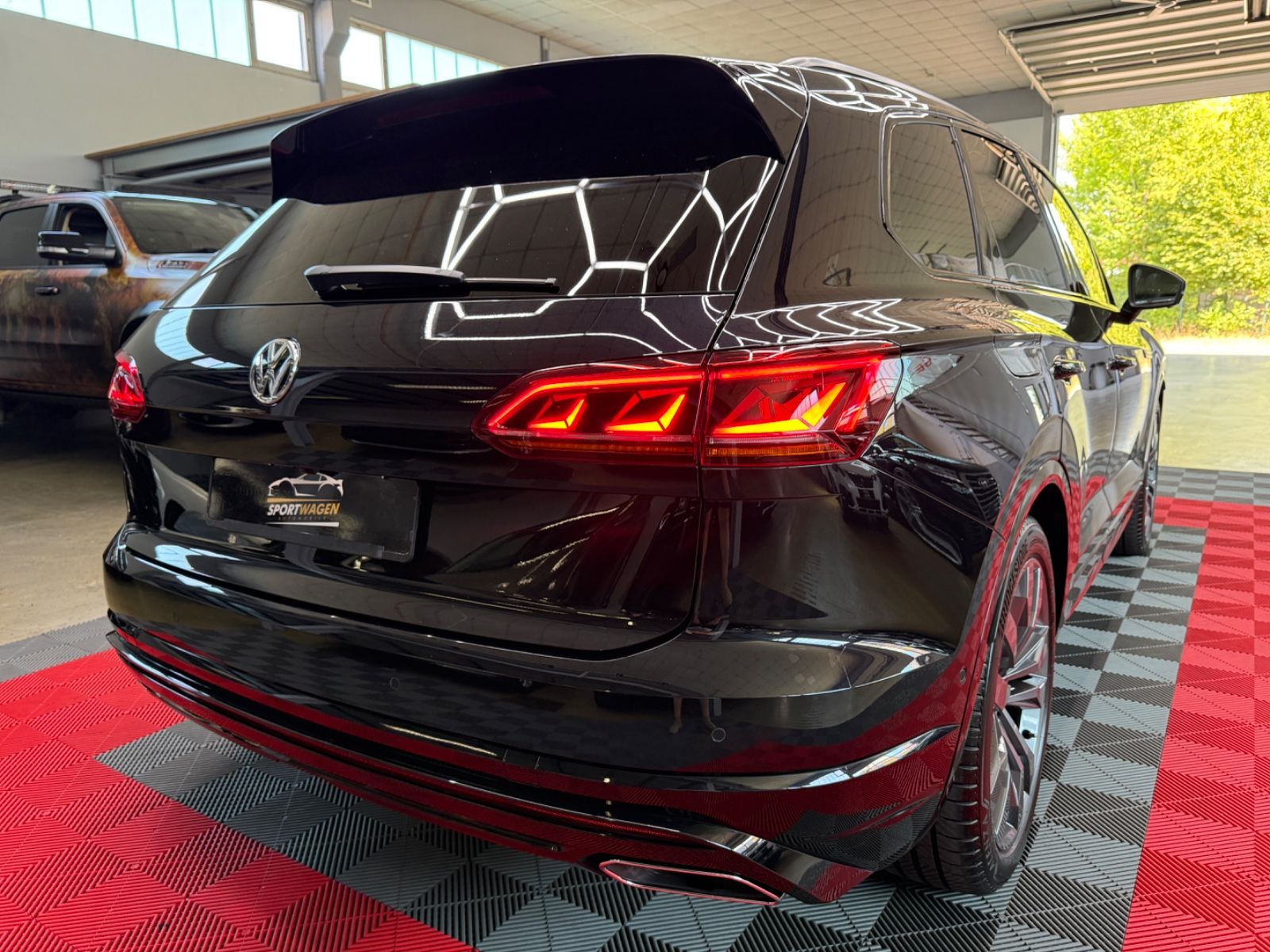 Volkswagen Touareg R-Line - Samsaru's Car Outlet